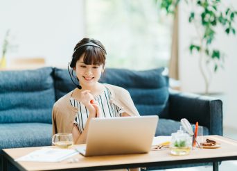 英会話を楽しむ女性